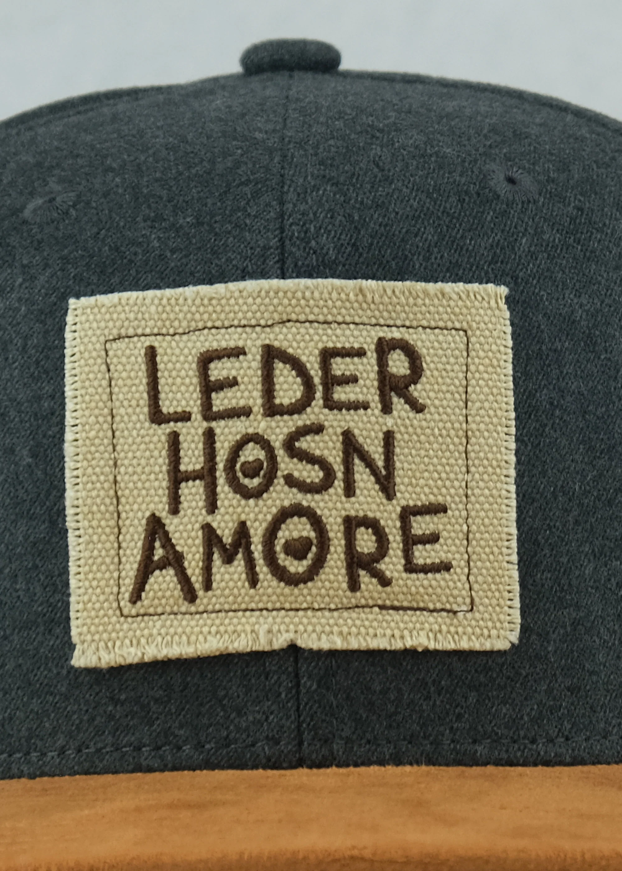Cap "d´Hundskrippln: Lederhosnamore" - dunkelgrau (Snapback) - Image 2