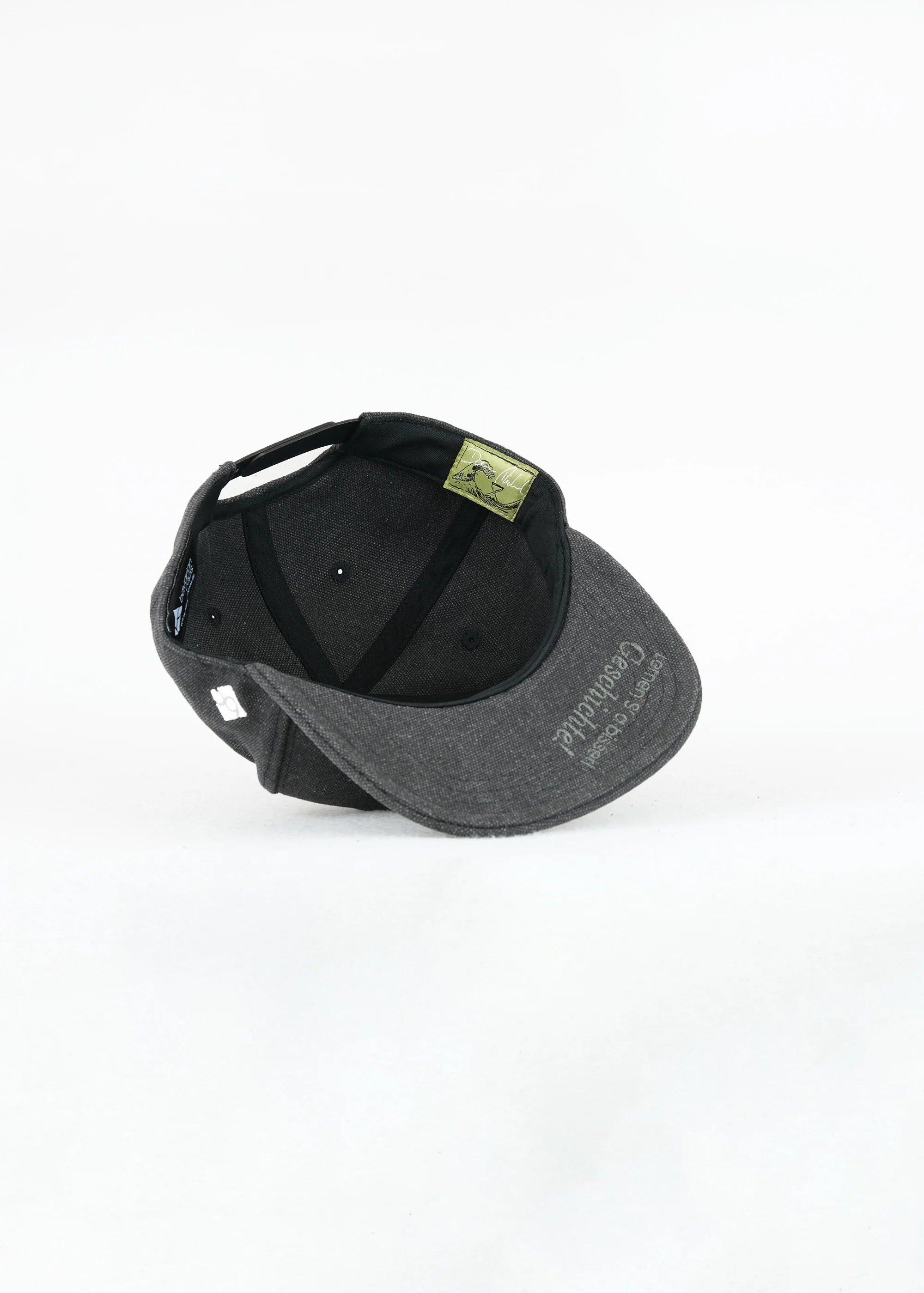 Cap "Geschichten aus der Geschichte" - dunkelgrau (Flat) - Image 5
