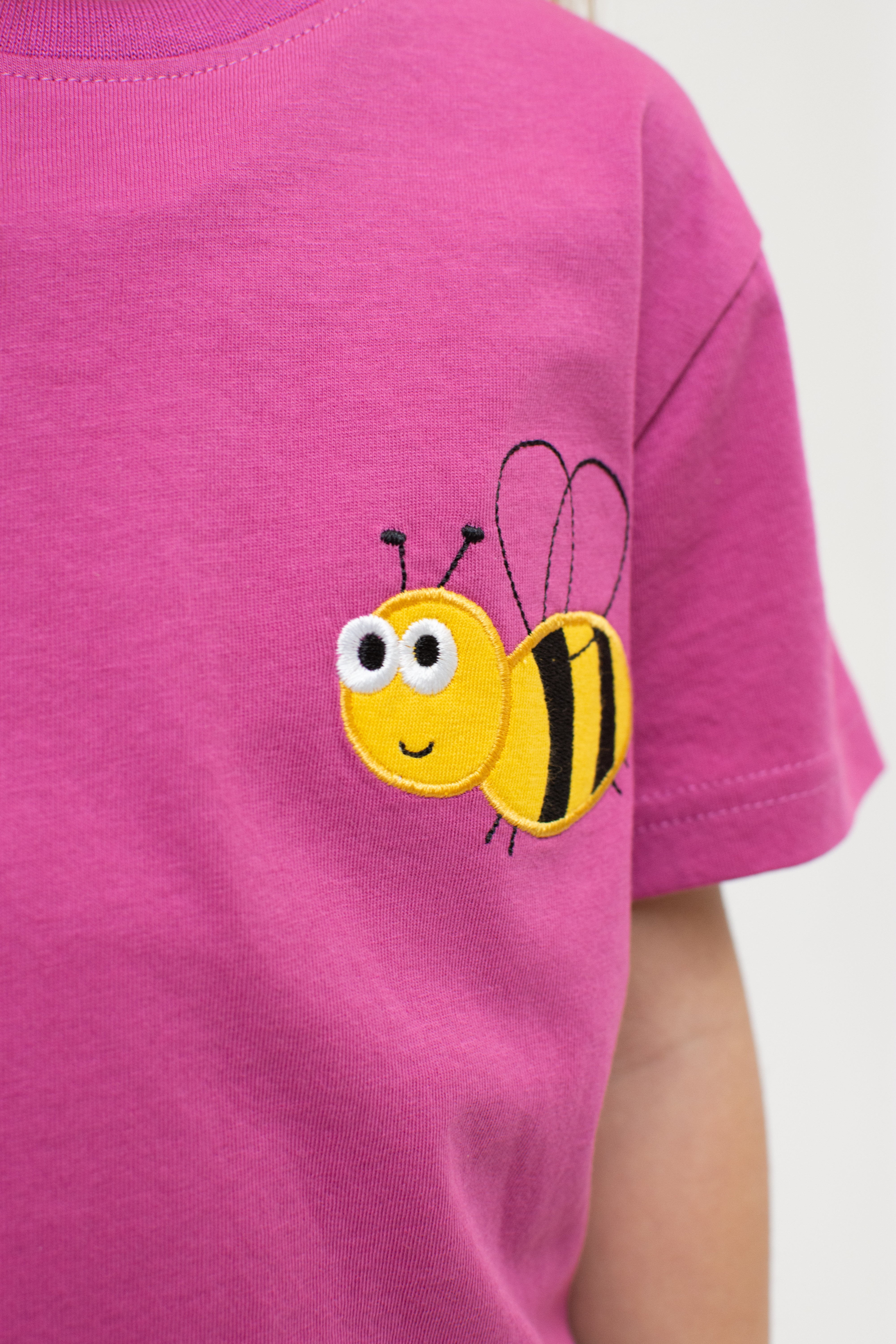 T-Shirt "Biene" - beere (Kinder) - Image 3
