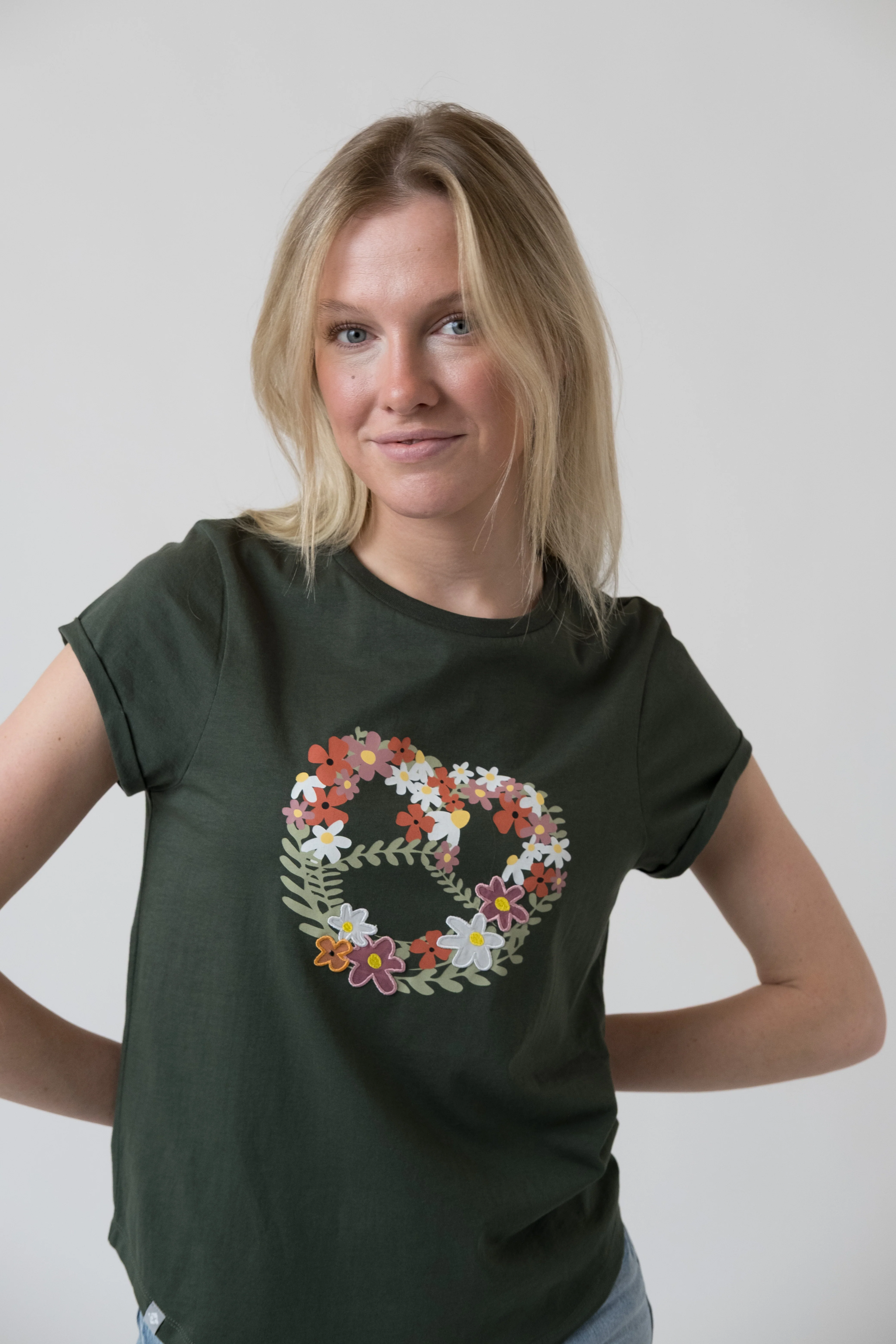 T-Shirt "Blumenbreze" - tannengrün - Image 2